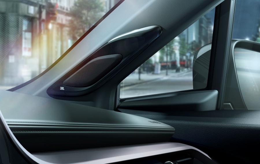 Детали интерьера Toyota C-HR Neon Lime powered by JBL 2019 года  (фото 3 из 4)